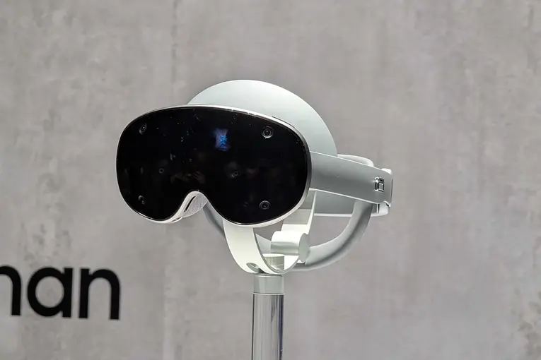 the new Samsung's Android XR handset 2025