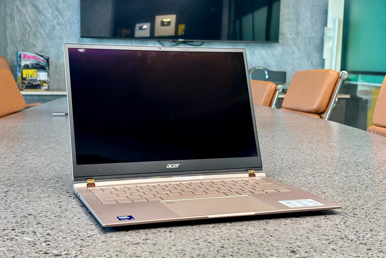 Sleek aluminium body of the Acer Swift Neo OLED AI laptop – lightweight and premium