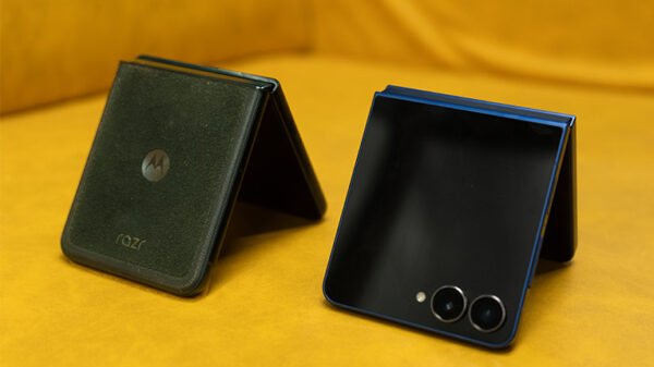 Galaxy-Flip-7-vs-Razr-60-Ultra-Cover-Screens