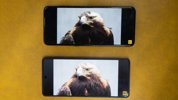 Galaxy-Flip-7-vs-Razr-60-Ultra-Display
