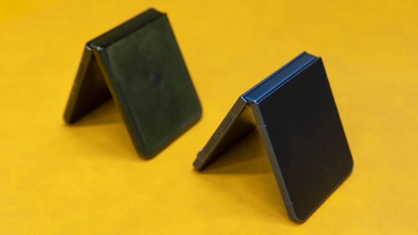 Galaxy-Flip-7-vs-Razr-60-Ultra-Hinge