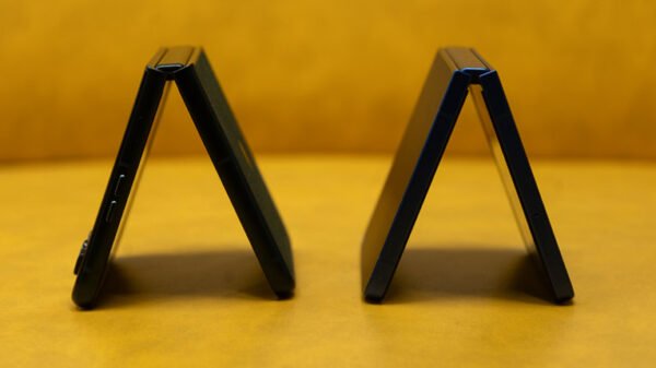 Galaxy-Flip-7-vs-Razr-60-Ultra-Hinges