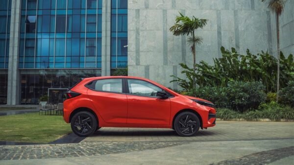 Tata-Altroz-iCNG-Side-Profile